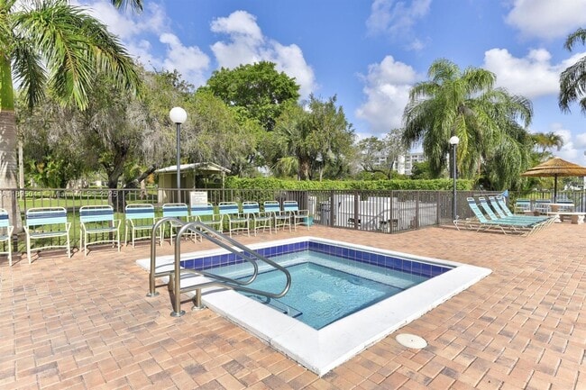 Building Photo - 2209 S Cypress Bend Dr