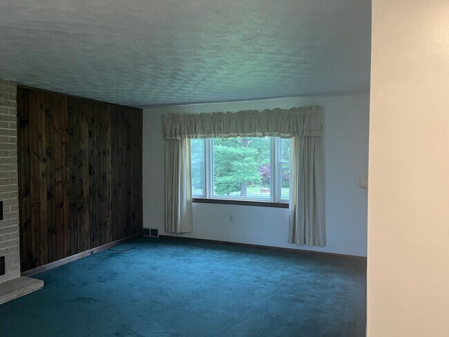 Building Photo - APPLICATION FEES WAIVED, THIS WEEKEND ONLY 3-13-3-15-2026