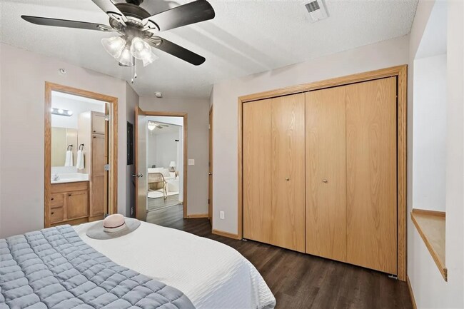 Building Photo - New Listing - 2 Bedroom, 2 Bath Condo in North Liberty