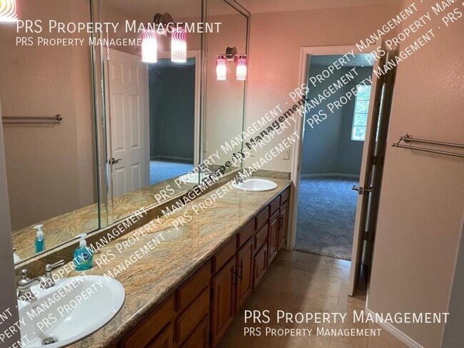 Building Photo - 620 E Linda Ln