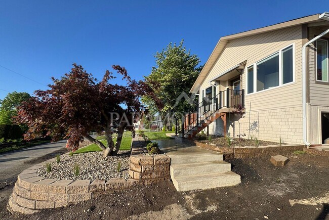 Building Photo - Stunning 3-bedroom, 1-bath home with a water view and fantastic amenities!