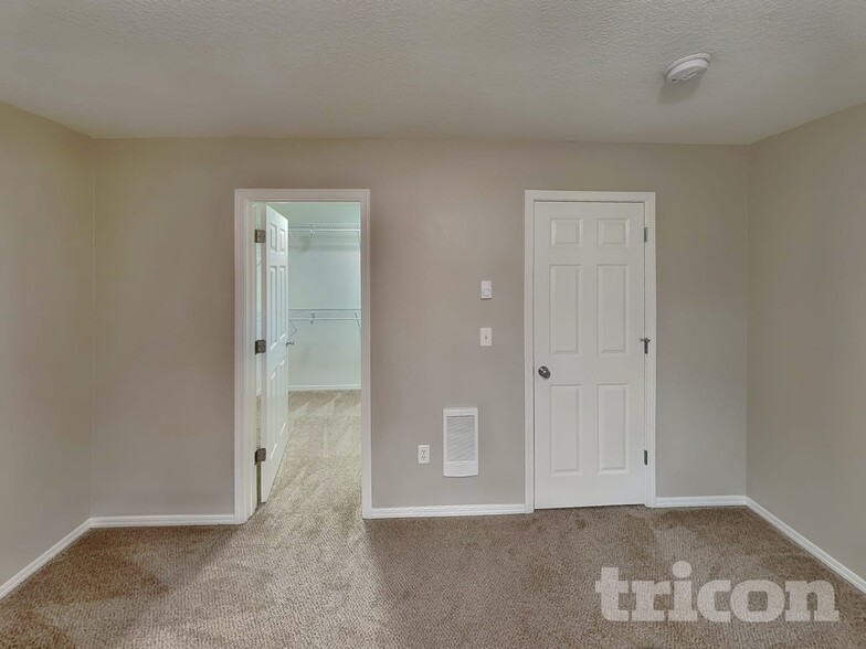 Building Photo - 1811 NE 89th Cir