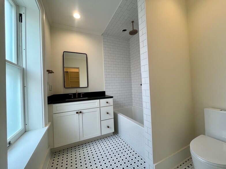 Building Photo - 670 Mohawk St