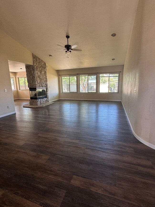 Building Photo - Beautiful Home Located in Gated Golf Course Community!!