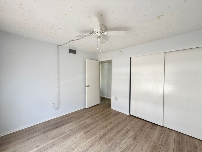 Building Photo - Close to Downtown Sarasota - 2/1 Condo - I...