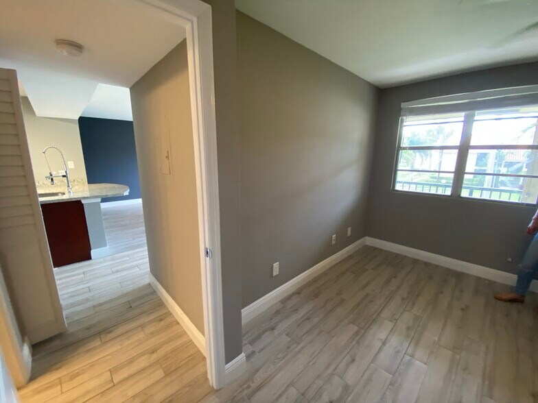 Building Photo - 1239 SW 46th Ave