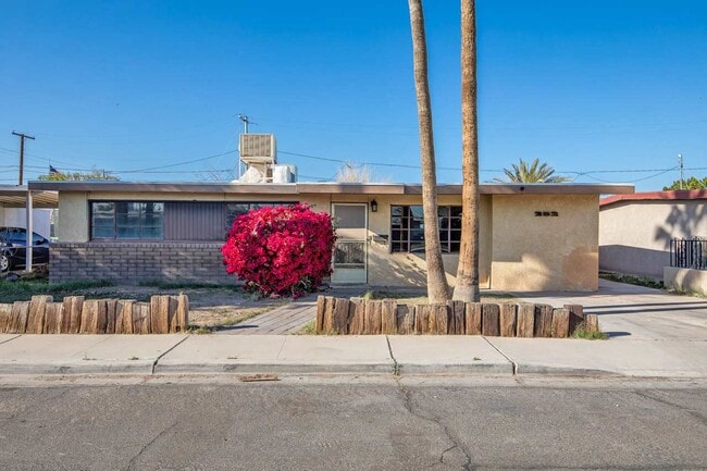 Primary Photo - 252 W Lowell Dr