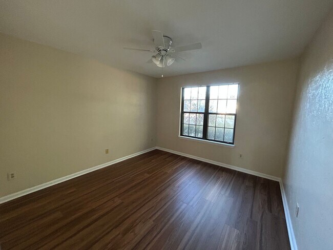 Building Photo - Spacious 2 bedroom! BRAND NEW PAINT AND FLOORING