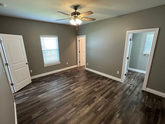 Building Photo - For lease: 2 Bed, 2 Bath Home Rural Neosho...