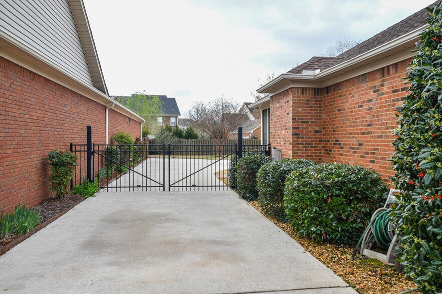 Building Photo - 260 Old Overton Dr