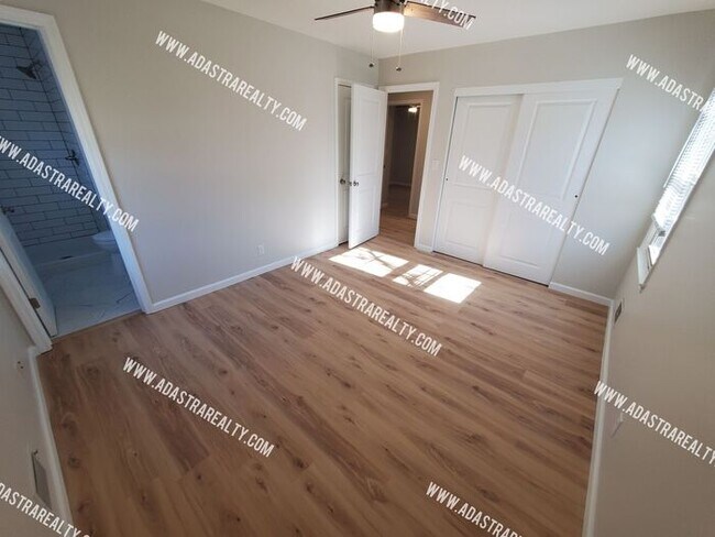 Building Photo - Absolutley Beautiful 4 Bedroom 2.5 Bath Ov...