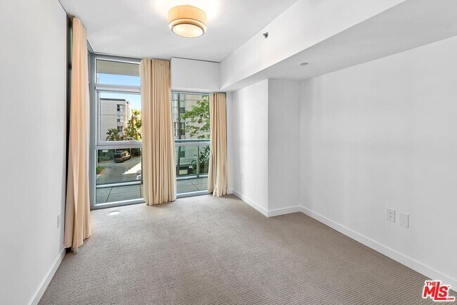 Building Photo - 13650 Marina Pointe Dr
