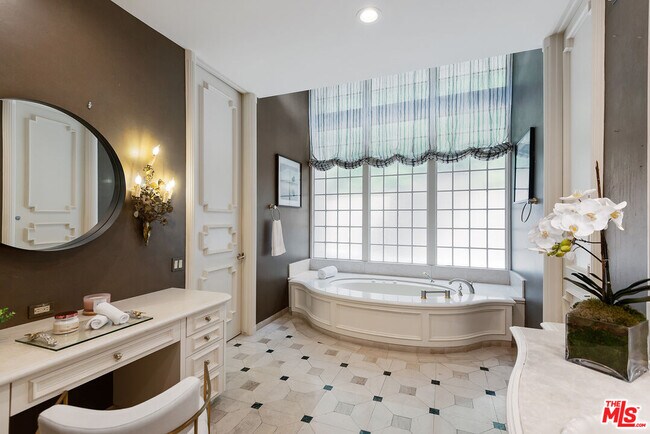 Building Photo - 1018 Summit Dr