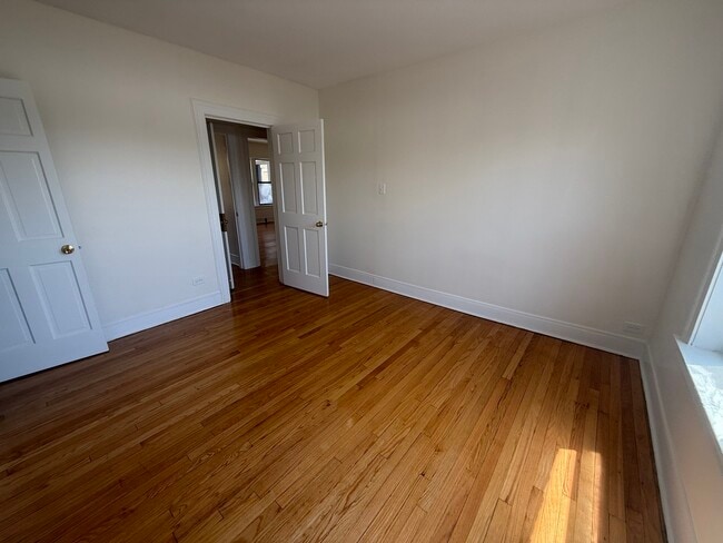 Building Photo - 7351 N Damen Ave