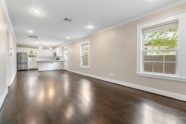 Building Photo - 814 E 23rd St