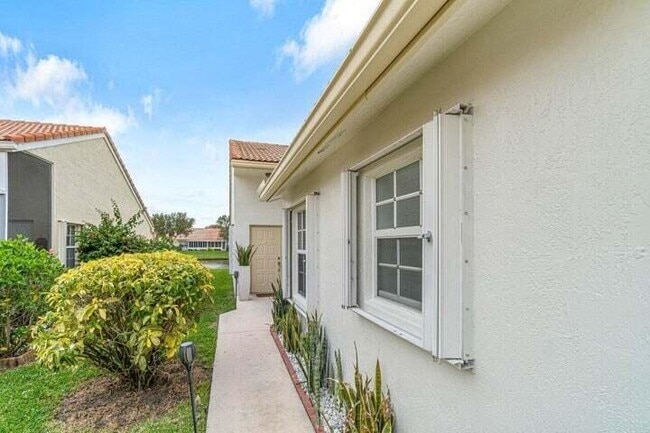 Building Photo - 6114 Heliconia Rd