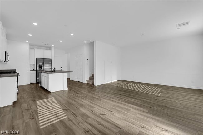 Building Photo - 600 N Carriage Hill Dr