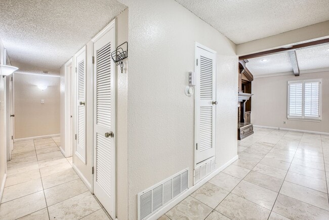 Building Photo - Beautiful House with 4 bed - 2 baths - office & covered big Jacuzzi