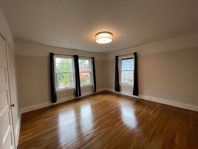 Building Photo - Elegant 4BR 2.5Bath Home with Fenced Yard ...