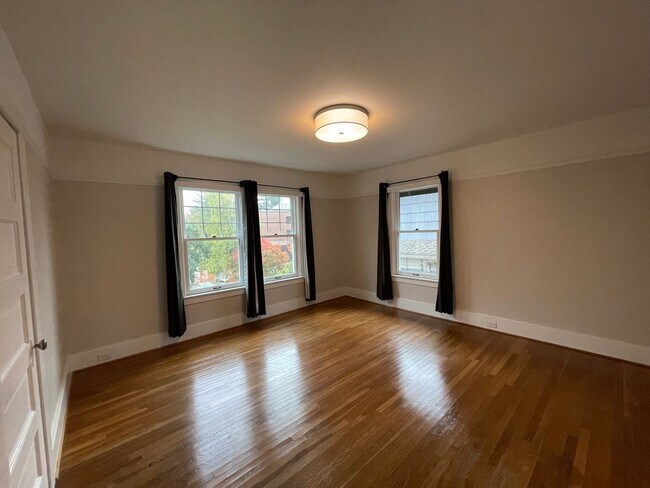 Building Photo - Elegant 4BR 2.5Bath Home with Fenced Yard & Garage Across from Seattle Prep**one month FREE rent**