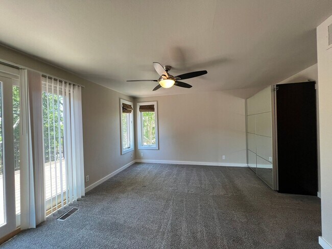 Building Photo - Fantastic 4 bed 3 bath home in the Highlan...
