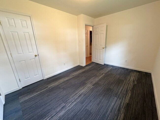 Building Photo - 9625 Shiloh Dr