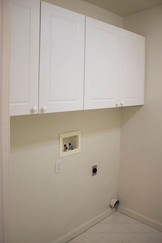 Building Photo - 3 bed 2 bath in Cimarron Wingfield Springs