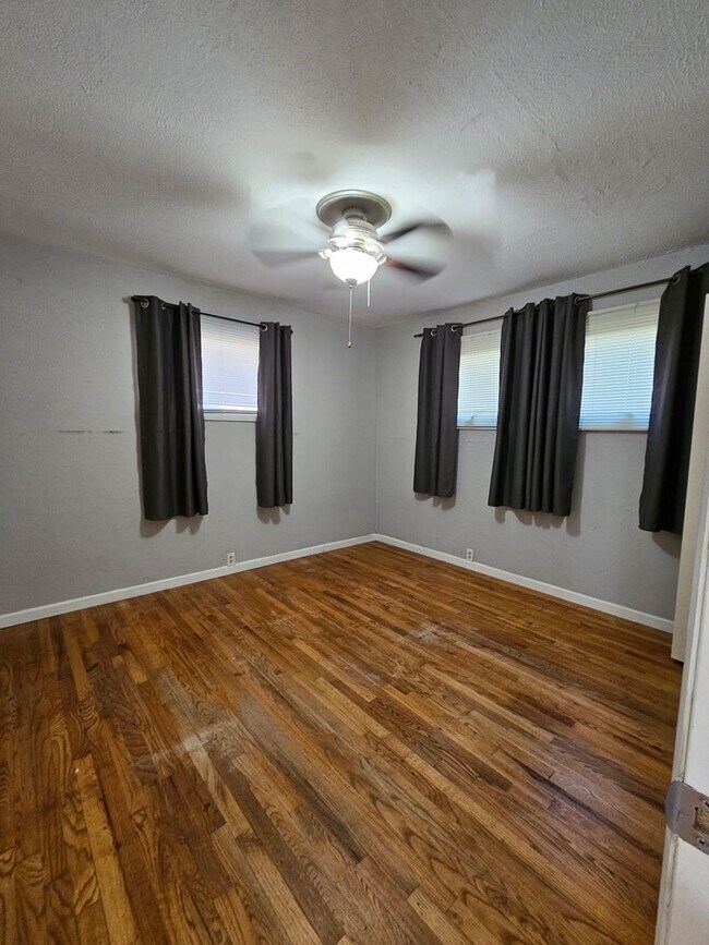 Building Photo - 1618 Sangamon Dr