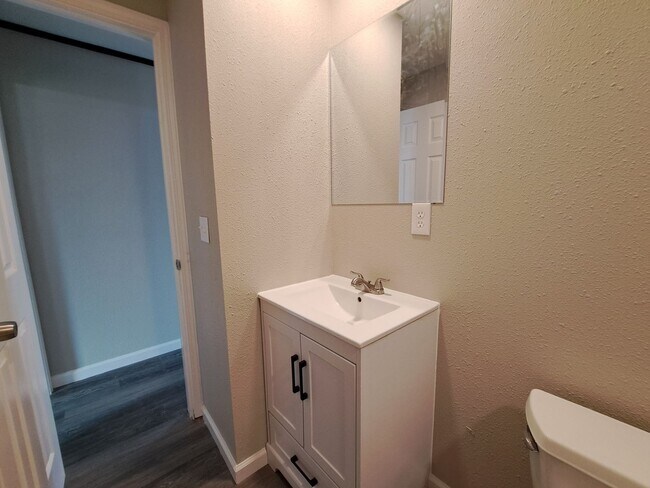 Building Photo - Nicely Renovated 3BR/2BA Mobile Home in Ba...