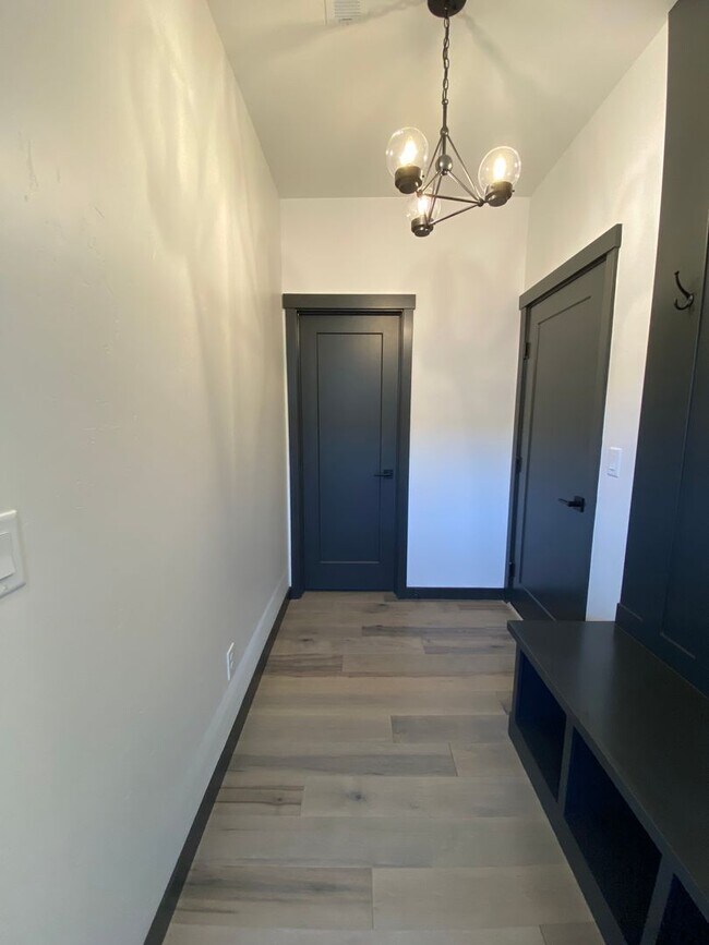 Building Photo - Close to Micron, 3 Bedroom 3 bath w/ a Million Dollar View!