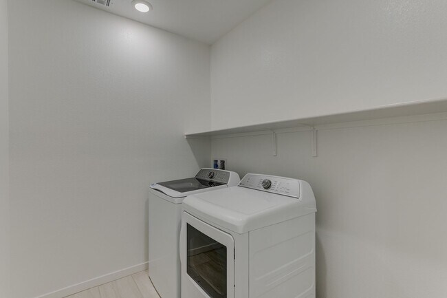 Building Photo - Modern Townhome Living in Henderson’s Historic Water District!