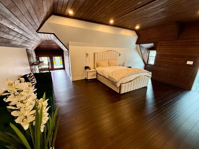 Building Photo - Spacious 4bed/ 3bath home located in the heart of Uptown - Partially furnished ***