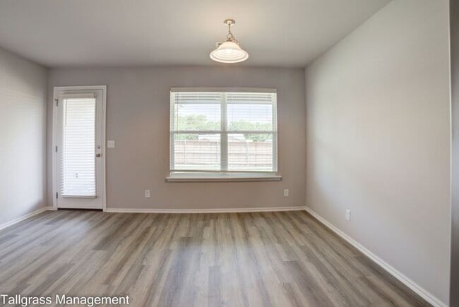 Building Photo - 4/2/2 in Broken Arrow!