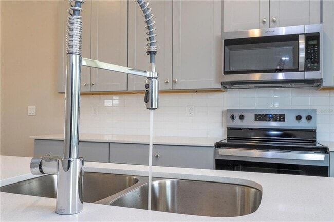 Building Photo - 16350 Hamlin Vw St