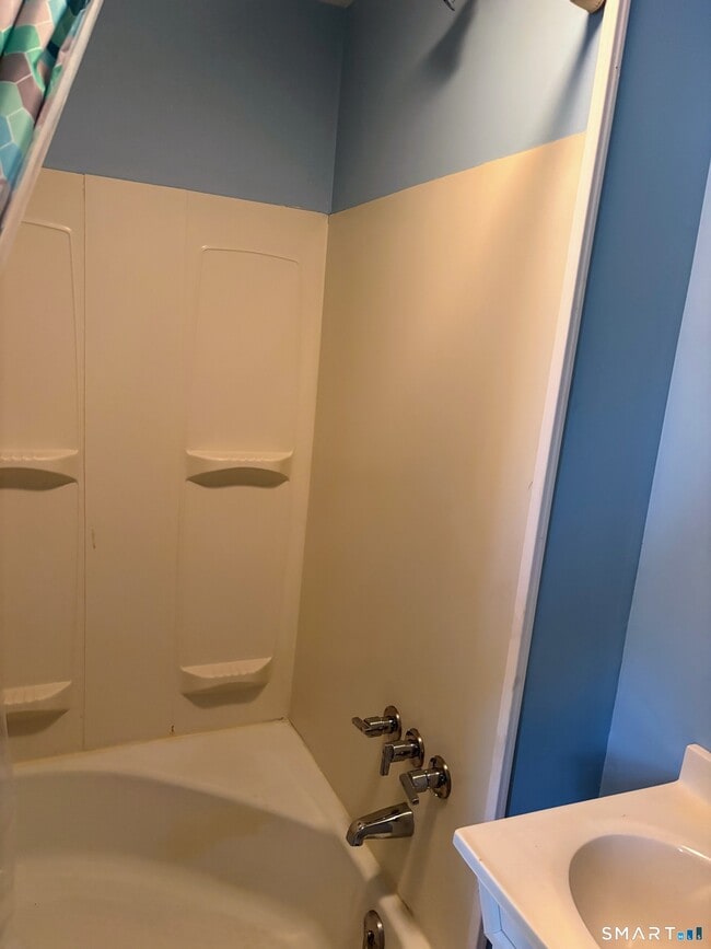 Building Photo - 8 Lewis Ave