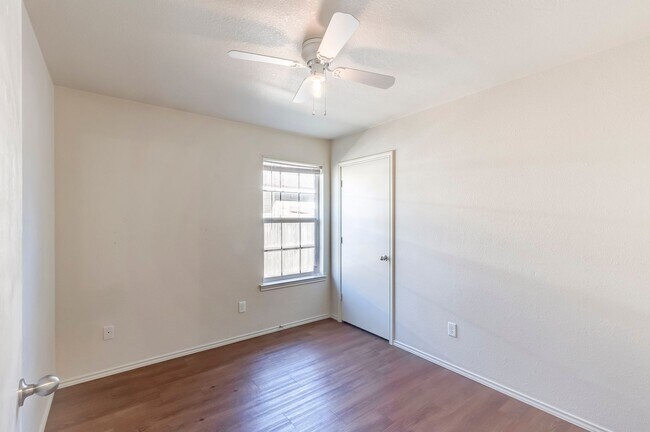 Building Photo - 2913 Starlight Dr