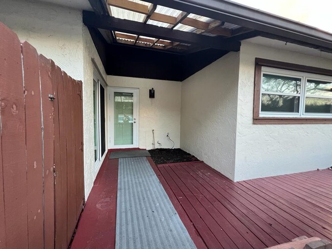 Building Photo - Beautifully Renovated 3BR/2BA Townhome in ...