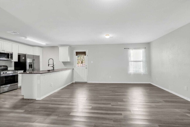 Building Photo - "Charming 3-Bedroom, 2-Bath Home Retreat with Solar Panels! 10% off for active service members!"