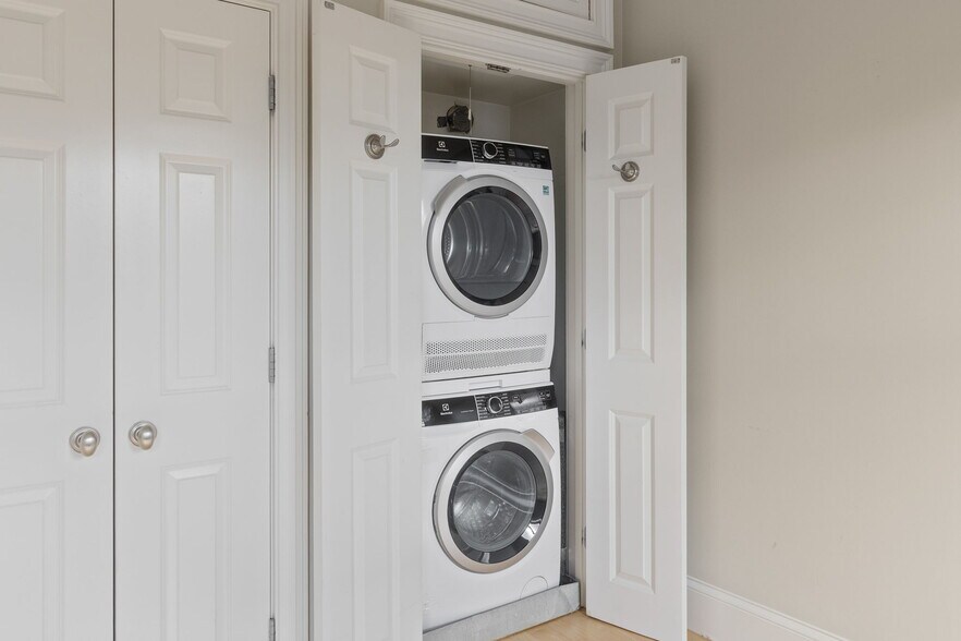 Building Photo - 17 Follen St