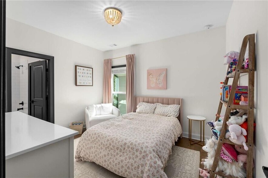 Building Photo - 520 Walden Glen Ln