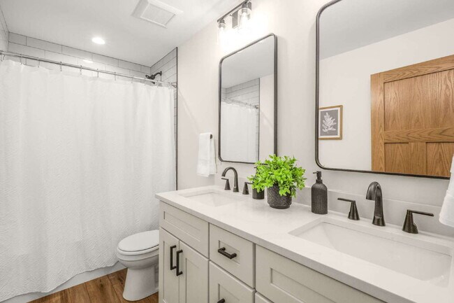 Building Photo - Stunning New Construction in the Heart of Uptown
