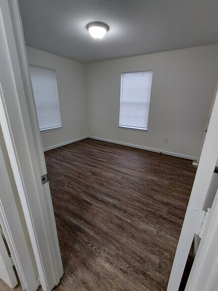 Building Photo - 15143 Deer Creek Dr
