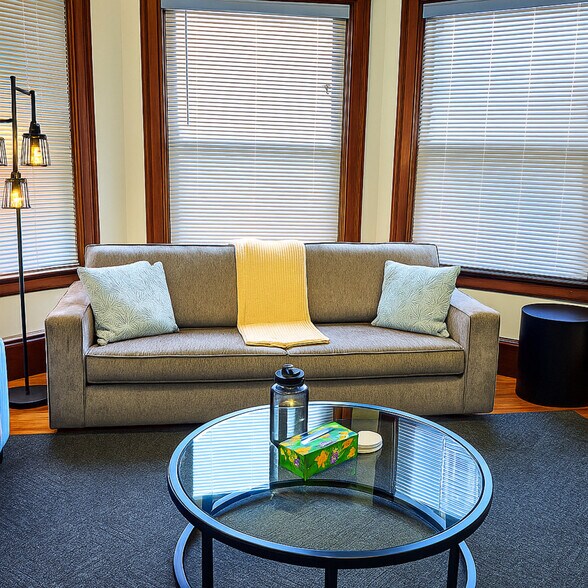 Building Photo - 1848 E 89th St