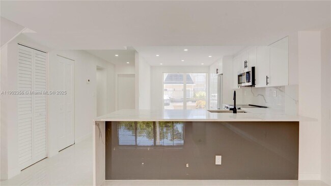 Building Photo - 933 NE 24th Ave