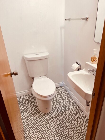 Building Photo - 2715 S 7th St