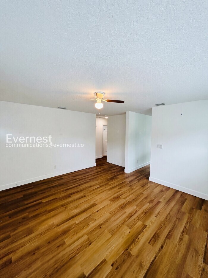 Building Photo - 2070 Loma Linda Way N