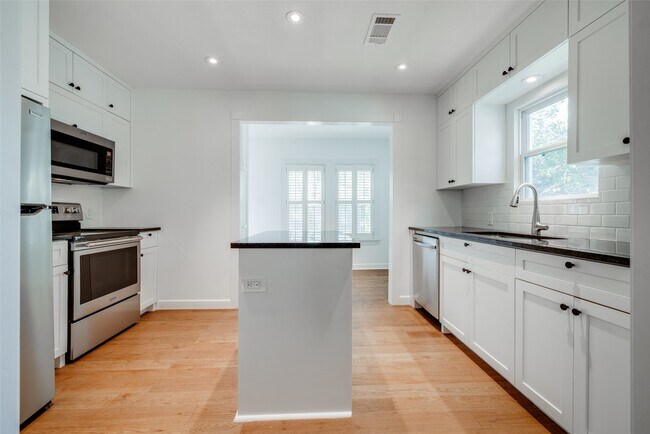 Building Photo - 6204 Kirby Dr