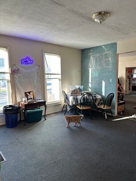 Building Photo - 108 Temple St