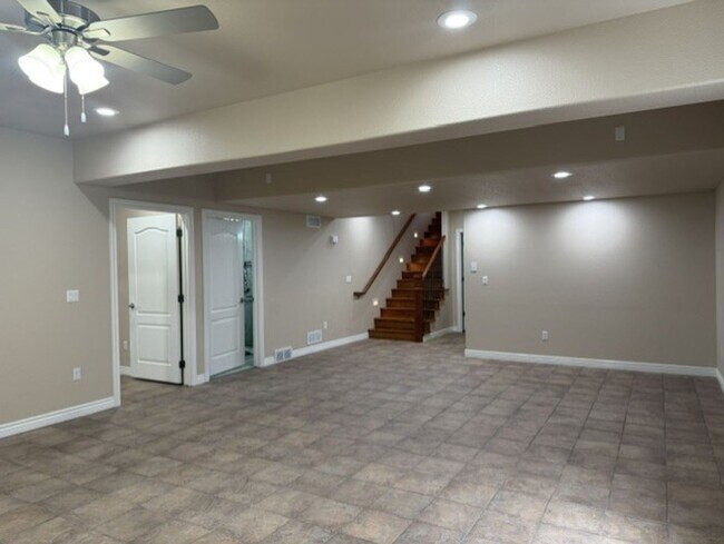 Building Photo - 400 Sterling Dr