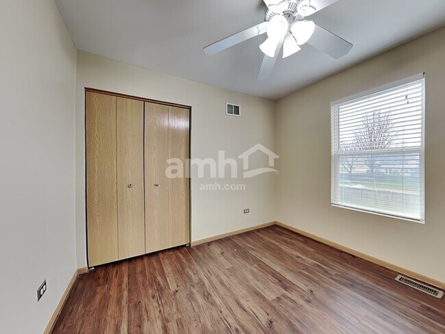 Building Photo - 5311 Meadowbrook St